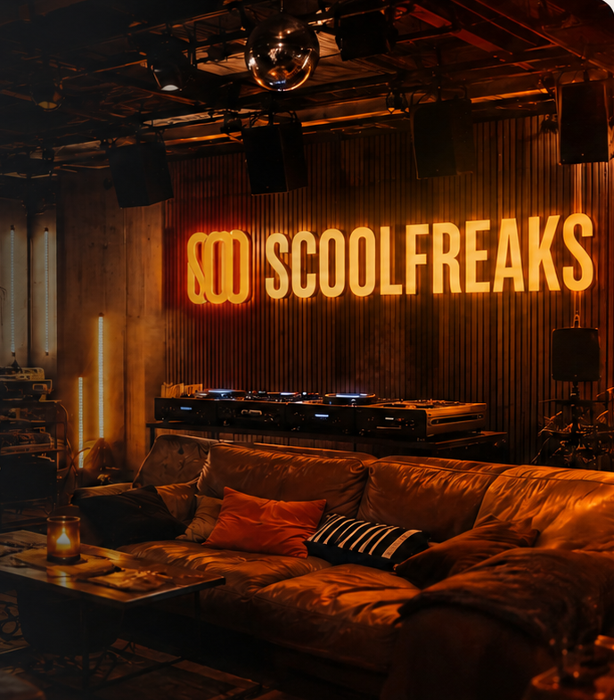 Interiér klubu s neonovým nápisem ScoolFreaks